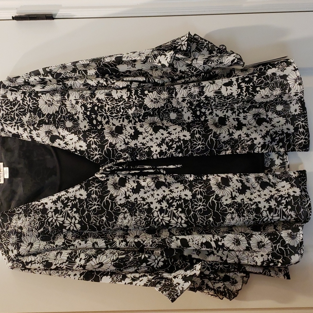 Nwt! Black and whit floral sheer ruffle sleeve top size 2x